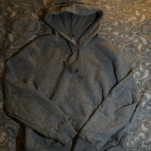 Hoodie grå storlek S - En grå tjocktröja storlek s. Kan mötas upp i Örebro och Eskilstuna 