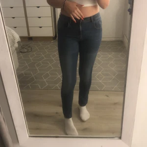 Blåa jeans - Blåa jeans med stretch, låga i midjan, som nya, köparen betalar frakten