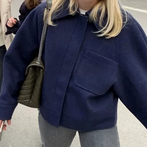 Jacka från NAKD - Säljer den här jackan från NAKD! Helt slutsåld och använd fåtal gånger! 💖 LÅNADE BILDER. Köp direkt för 900 kr!