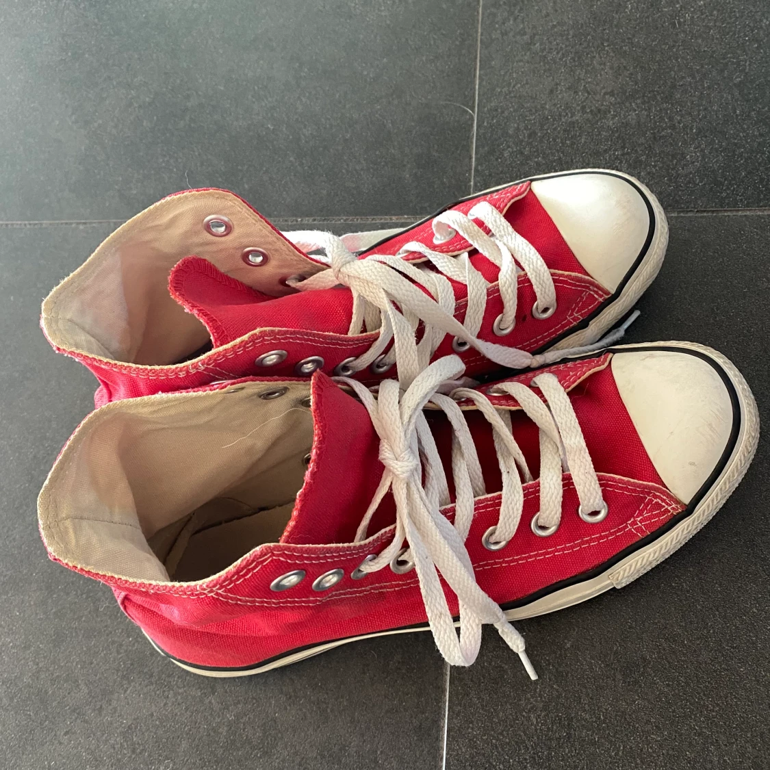 Röda converse - 90