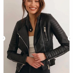 skin jacka bra pris - säljer min skin jacka använd max 5 gånger bra scik kostar 700 ny min är nästan som ny så börja på 450 om flera är intresserade blir de budgivning köp diket för 600 ( bilden är lånad)