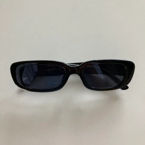 REKTANGULÄRA SOLGLASÖGON - Så coola rektangulära solglasögon till salu!!! Från Monki, köpta för 200kr och helt oanvända! Skickas i ett monki-fodral. Läs mer info i profilen🌵