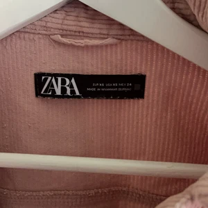 Manchester jacka rosa  - Jacka från zara i storlek xs (oversized). Används inte men den har används lite! Tvättat därav skrynklig. Köparen står för frakt! 