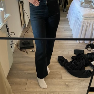 Svarta jeans från Asos - Ett par svarta jeans från Asos endas använda ett få tal gånger, pga att dom har blivit för korta. Det står storlek 25W 36L i byxorna men jag har vanligtvis 25W 32L och de är lite för korta för mig. Vid flera intresserade, budgivning i kommentarerna. 