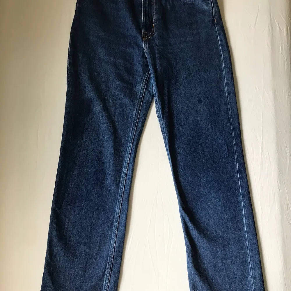 Andvända weekday jeans i fint skick. Model voyage, i midjehöjd relaxed fit. Kan tyvärr inte ha dom längre efter som de inte passar. Priset går att ändra. . Jeans & Byxor.