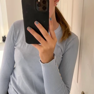 Ljusblå stickad tröja  - En jätte fin ljus blå stickad tröja ifrån ZARA i strlk S, använd Max 2 gånger och i väldigt fint skick💙💙