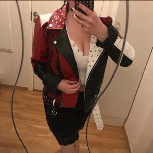 Supersnygg fejk skinnjacka med nitar - Säljer den här sååå snygga skinnjackan då den var i fel storlek. Har själv köpt en ny i rätt storlek :). Är XS men upplevs mer som S. Bara provad, aldrig använd. Nypris 920kr. 
