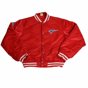 Rebel - Vintage Varisty Jacket - Letar du efter den perfekta varsity jackan/bomberjackan/baseballjackan så har du hittat rätt! Med ett coolt tryck på ryggen och över bröstet. Samt med en fin röd färg som har väldigt stor efterfrågan just nu. Kommer från ett könt collegelag i USA och vi gissar på att den är tillverkad under 90-talet.