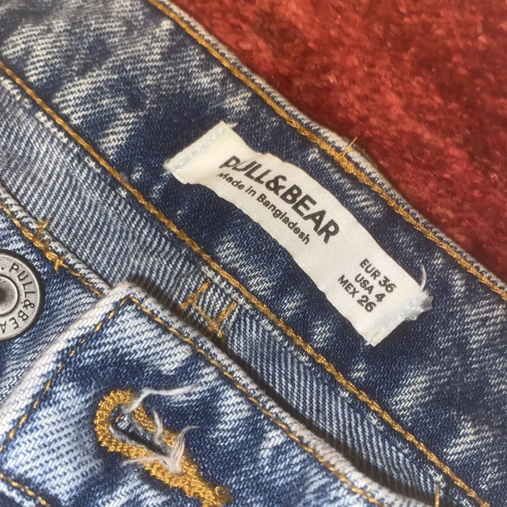 Korta vidbenta jeans. Har använt ungefär 3-4 gånger. Fina. Betalning via Swish!! För mer info, meddela mig :). Jeans & Byxor.