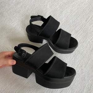 Svarta platå-sandaler från Vagabond. Använda cirka 3 gånger, så i väldigt fint skick! 🌸 Säljs då dom ej kommer till användning! Köparen betalar frakten 🌻