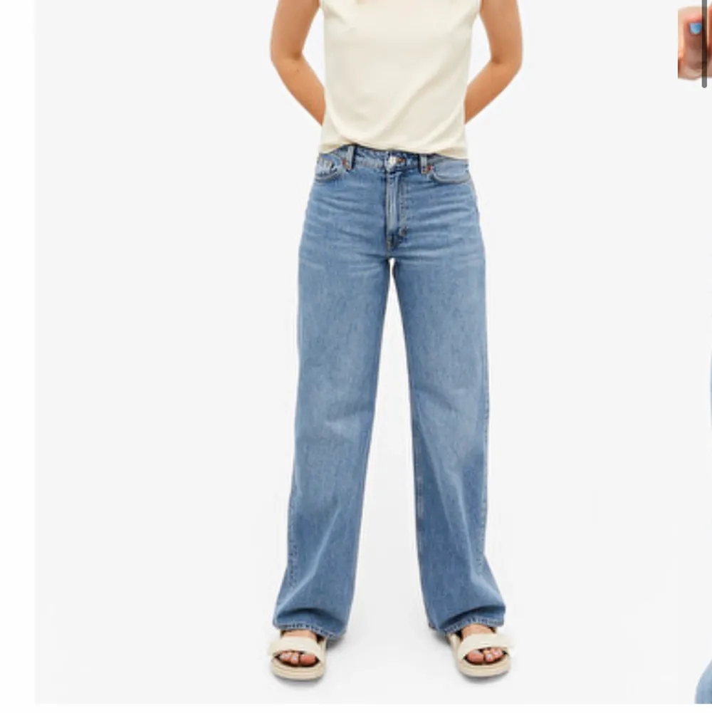 Knappt använda blå jeans från monki. St 24/34 och passar jättebra till någon som är 160-170cm. . Jeans & Byxor.