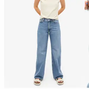 Knappt använda blå jeans från monki. St 24/34 och passar jättebra till någon som är 160-170cm. 