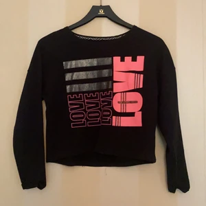 Svart långärmad tröja med tryck - Svart långärmad tröja med tryck i rosa. Tröjan är ifrån Kappahl