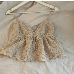 SNYGG ZARA TOPP - Trendig topp från zara, möts helst upp i sthlm men kan även frakta! Frakten är 70 kr! Köp direkt för 200 kr