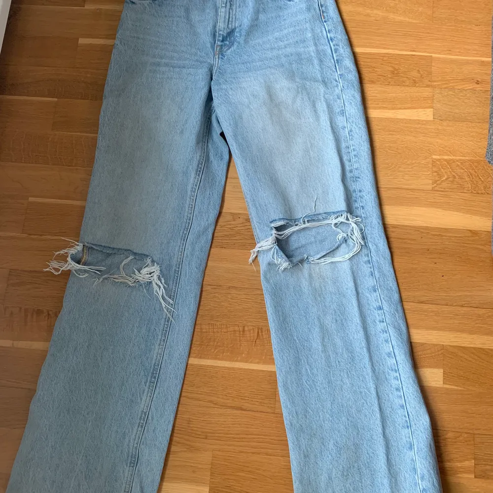 Blåa jeans från Zara men 2 hål storlek 36. Skriv privat om ni vill buda💞. Jeans & Byxor.