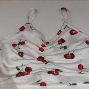 Söt topp😍 - Supersöt topp från Shein kan vara 1liten fläck på men syns knappt🥰