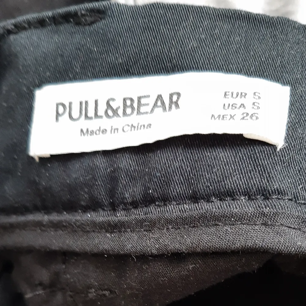 Svarta pull & bear sweatpants. Storlek S eller 34 men ganska stretchigt. Säljer pga inte kommer till användning. . Jeans & Byxor.