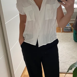 t-shirt skjorta - vit t-shirt skjorta från gina tricot. storlek 34🤍