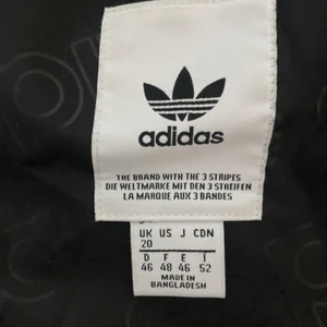 Adidas Originals Slim Jacket  - Hej! Säljer här en Adidas Originals Slim Jacket i storlek 46. Jackan är endast använd vid ett fåtal tillfällen och är därmed i nyskick! 