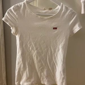 Vit levis t-shirt  - Vit tröja
