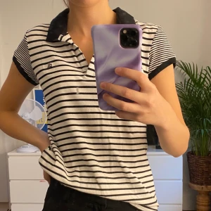 Pikétröja  - Fin randig pikétröja från Calvin Klein i storlek XS. Tröjan är endast använd 1-2 gånger och är därför fortfarande i väldigt fint skick. Frakten är inräknat i priset 