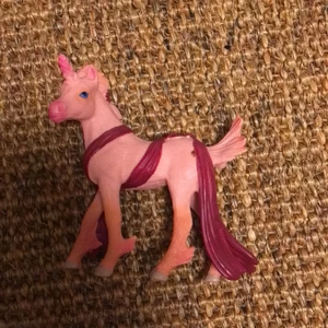 Enhörning hård plast 💕 - En fin råsa liten enhörning gjord av hård plast 💕 kan användas som leksak eller dekoration:)