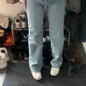 Supersnygga jeans från Zara, jag tycker att dom sitter lite tajt på mig och tänkte därför sälja. Har endast använt dom en gång så dom är precis som nya. Jag är 172-173 lång och har alltid svårt att hitta byxor som är tillräckligt långa men dom här är perfekt längd för mig🥰