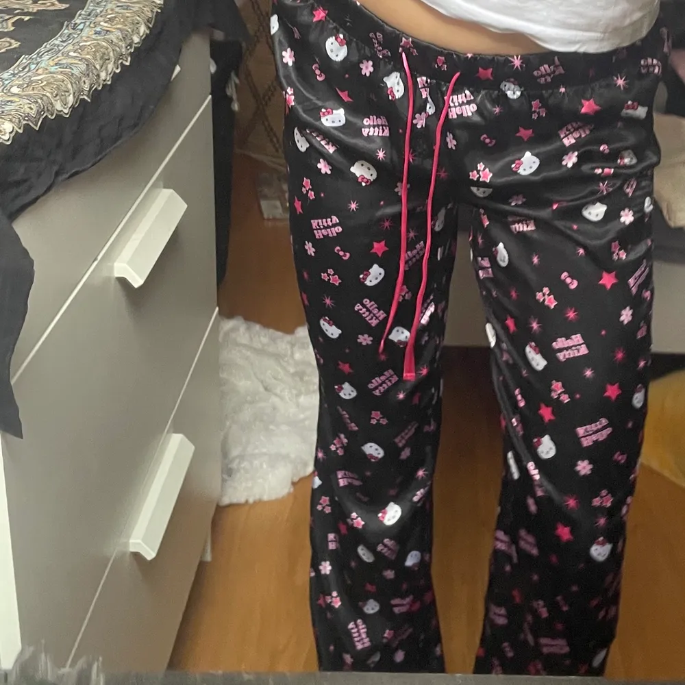 Säljer mina fina hellokitty pyjamasbyxor i siden 😍. Jeans & Byxor.