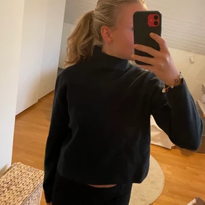 Other Stories  - Snygg tröja från Other Stories som är en jätte fin mörk grön färg💚💚 köpt för 750kr