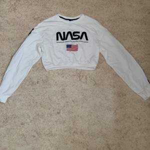 En kort långarmad Nasa tröja/ crop-top från H&M i storlek xs, alldrig använd. 