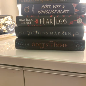 Böcker!! - Säljer böcker som är i mycket fint skick, alla är olästa förutom to kill a kingdom men den har inga vikta sidor eller knäckt ryggrad. Alla kostar 75 kr förutom to kill a kingdom som kostar 55 kr. Det blir mer prisvärt om man köper fler så spana in mitt andra inlägg där det finns fler böcker att välja mellan❤️❤️
