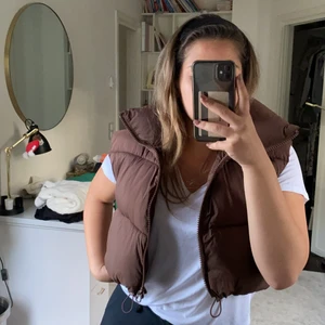 Brun väst  - Supercool brun cropad väst från zaras showroom collection endast använd 1 gång 