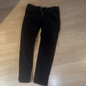 Manchesterbyxor från weekday  - Ett par manchesterbyxor, endast använda ett fåtal gånger i bra skick, storlek 32. Ny priset är 600kr