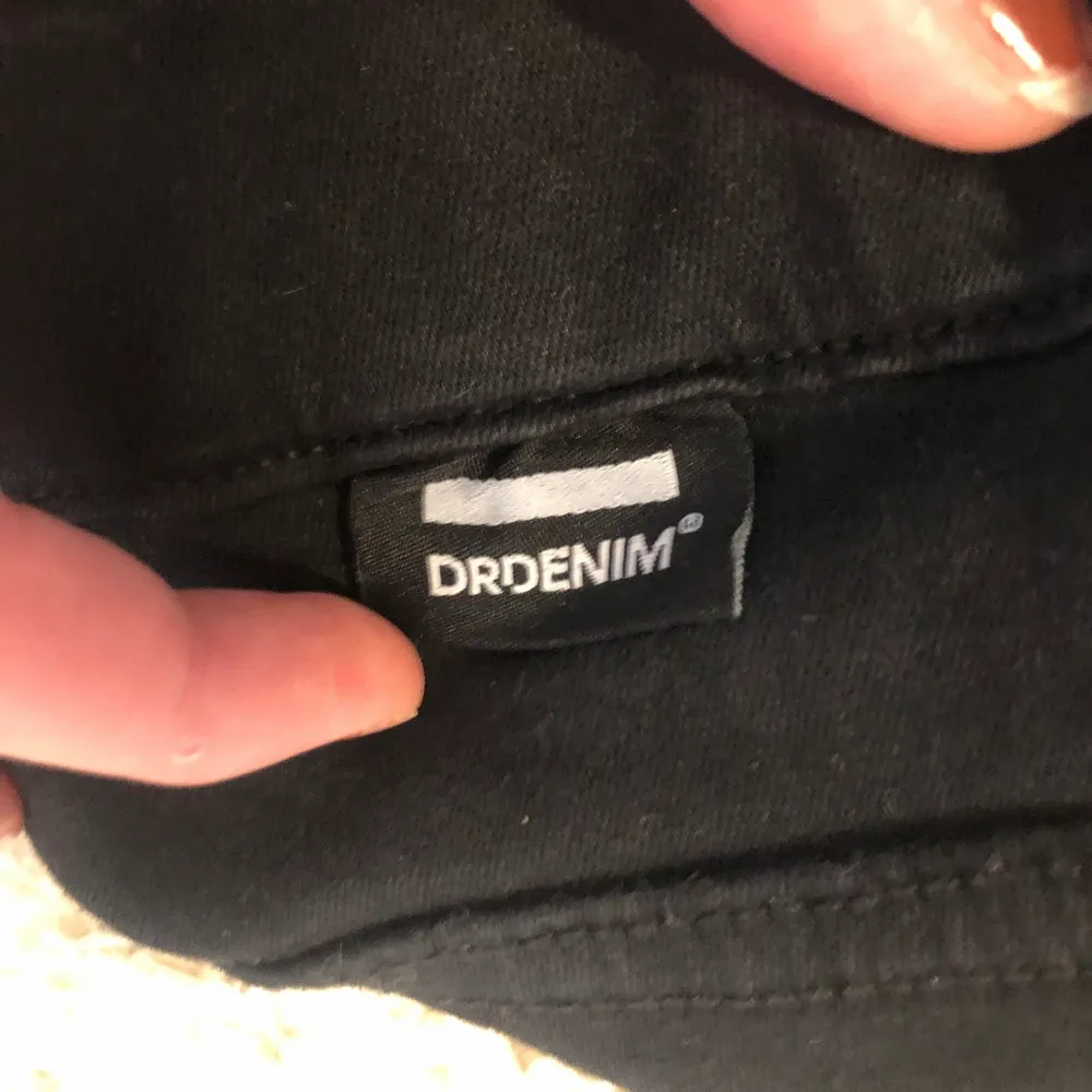 Svart dr.denim jeans med dragkedja vid ankeln. Nästan aldrig använda.(Frakt 50kr). Jeans & Byxor.