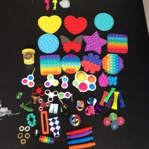 Fidget toys - Bild ett massa fidget toys. Bild två mochis och monkey noodles. Bild tre stressbollar och squishis, hör av er om ni är intresserade av något. Så berättar jag för er om det är till salu och i sånna fall hur mycket det kostar!       (6 kantig regnbågig pop it, stor dimple, grön Bike chain, rosa blå tangle sålda)