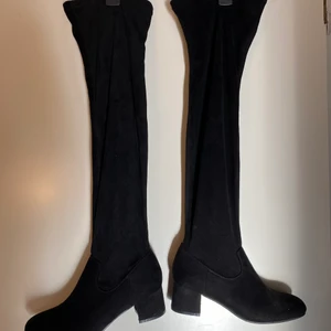 Skor - Säljer nu ett par super fina svarta höst/vår skor i storlek 38/39 ifrån dinsko, aldrig använda! Passar super bra nu till hösten.