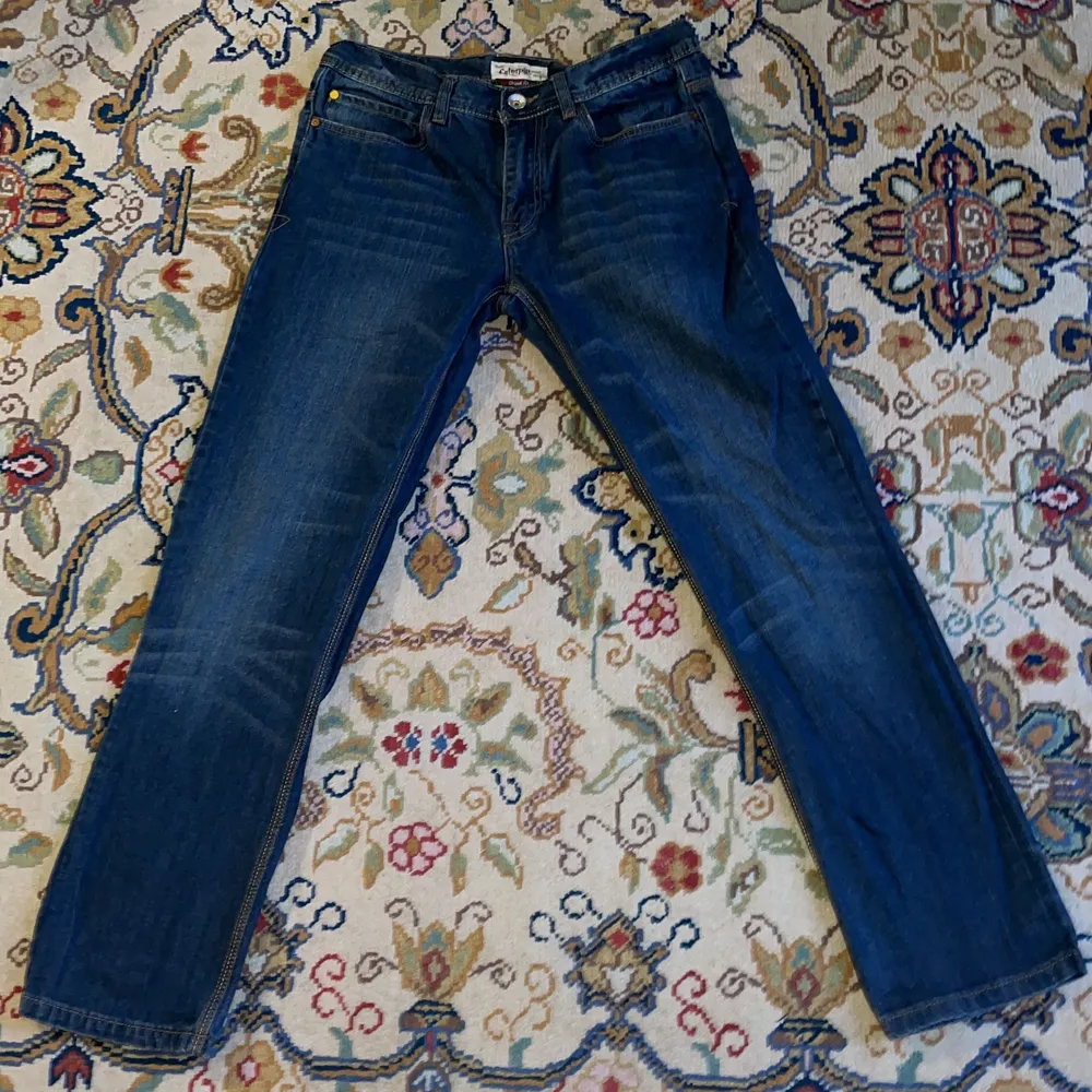 Snygga Slim fit, raka jeans i tjock kvalitet. Original fit enligt lappen. Innerben 77cm, midja 41 cm. Totallängd 100cm. Jeans & Byxor.