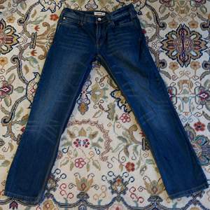 Snygga Slim fit, raka jeans i tjock kvalitet. Original fit enligt lappen. Innerben 77cm, midja 41 cm. Totallängd 100cm