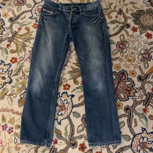 Diesel jeans 30x31 - Snygga diesel jeans i slim fit. Dom är något tapered. Storlek på lappen är 32. Innerben 73,5cm, midja 41cm, totalllängd 100cm