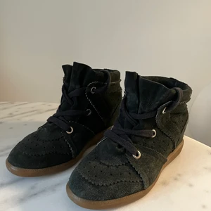 Isabel marant bobby sneakers  - Sneakers från Isabel Marant modellen ”Bobby” med inbyggd klack så man kommer upp lite. Svarta i mocka.  Stl 38. Jätte fint skick! Nypris 4000:- pris kan diskuteras vid snabb affär :)