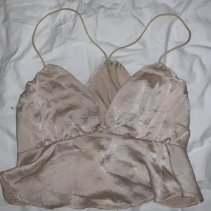 Snygg topp - Säljer denna snygga topp, aldrig använd!! Storlek xs/s. Fråga om de något ni undrar över💕💕💘