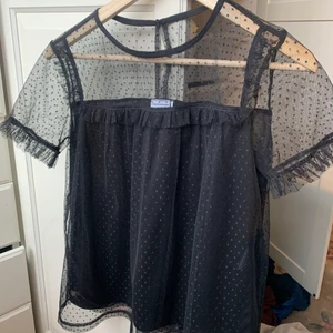 Blus  - En snygg blus köpt ur Jacqueline de YONG kollektionen från Chiquelle. Aldrig använd därav är den i utmärkt skick. Storlek M.