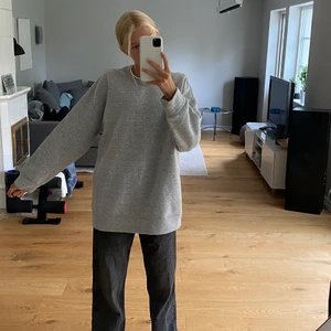 Grå sweatshirt - Jag säljer denna jättemysiga sweatshirt från zara som är väldigt oversized. Storlek S, men passar även större beroende på hur man vill att passformen ska vara. Man kan ha den som klänning, göra den croppad m.m. Säljer den för 80kr+frakt. Hör av dig vid intresse🖤🤍