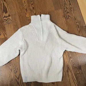 Stickad tröjja från Gina tricot, väldigt varm så passar bra nu till höst/vinter! Aldrig kommit till användning och har prislappar kvar