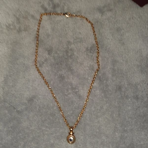 Halsband - Ett enkelt lite gammal modigt coolt hasband, passar alla och enkel till vilken oufit som helst typ, köparen står för frakt.