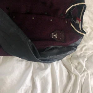 Jacka - Denna superfina coola trendiga säljer jag nu !!! Väldigt bra skick och passar till mycket, perfekt nu till hösten också🥰 börjar på 100 kr om fler intresserade blir det budgivning!