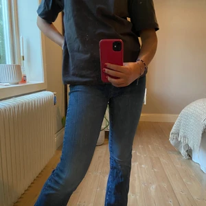 Jeans - Så sköna utsvängda hög midjade jeans från zara. De har blivit lite för små för mig därav säljer jag dom men de är i bra skick. 💙💙