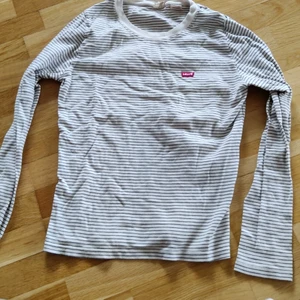 Levi's tröja - Lång sleeves, tight och varmt, bra skick, tyvärr för små för mig 