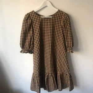 Monki klänning - Underbar klänning från Monki. Använd av mig i sommar. 