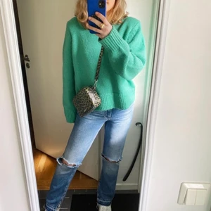 grön stickad tröja! - använd fåtal gånger! storlek XL men sitter oversize på mig som vanligtvis brukar ha S/M🥰